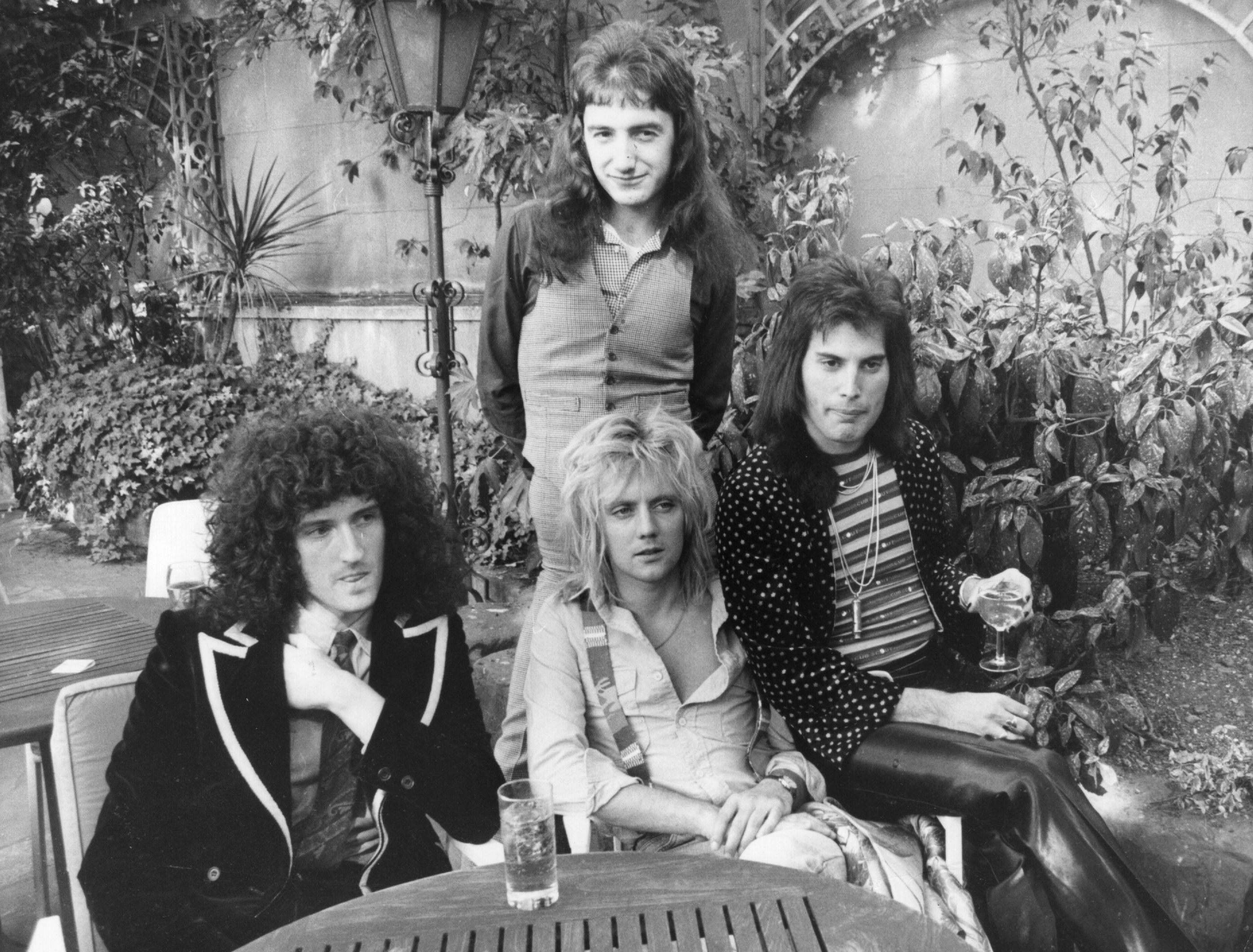 Queen, September 1976. Vlnr.: Brian May, John Deacon (stehend), Roger Taylor and Freddie Mercury (Frederick Bulsara, 1946 - 1991).