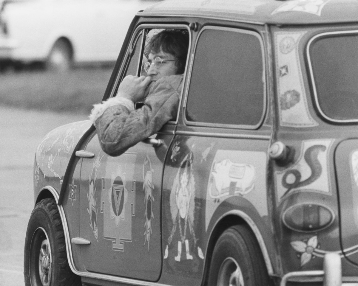 John Lennon in einem psychadelischem Radford Mini de Ville (der George Harrison gehört) während der Aufnahmen für ihren Film 'Magical Mystery Tour'. (Photo by Keystone Features/Hulton Archive/Getty Images)