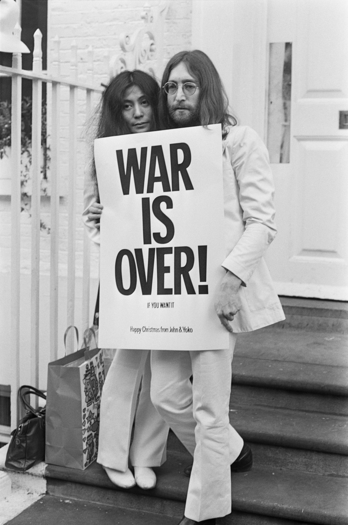 John Lennon & Yoko Ono posieren mit einem Poster ihrer berühmten "War is over (if you want it)" Kampagne in London im Dezember 1969. (Photo by Frank Barratt/Keystone/Getty Images)