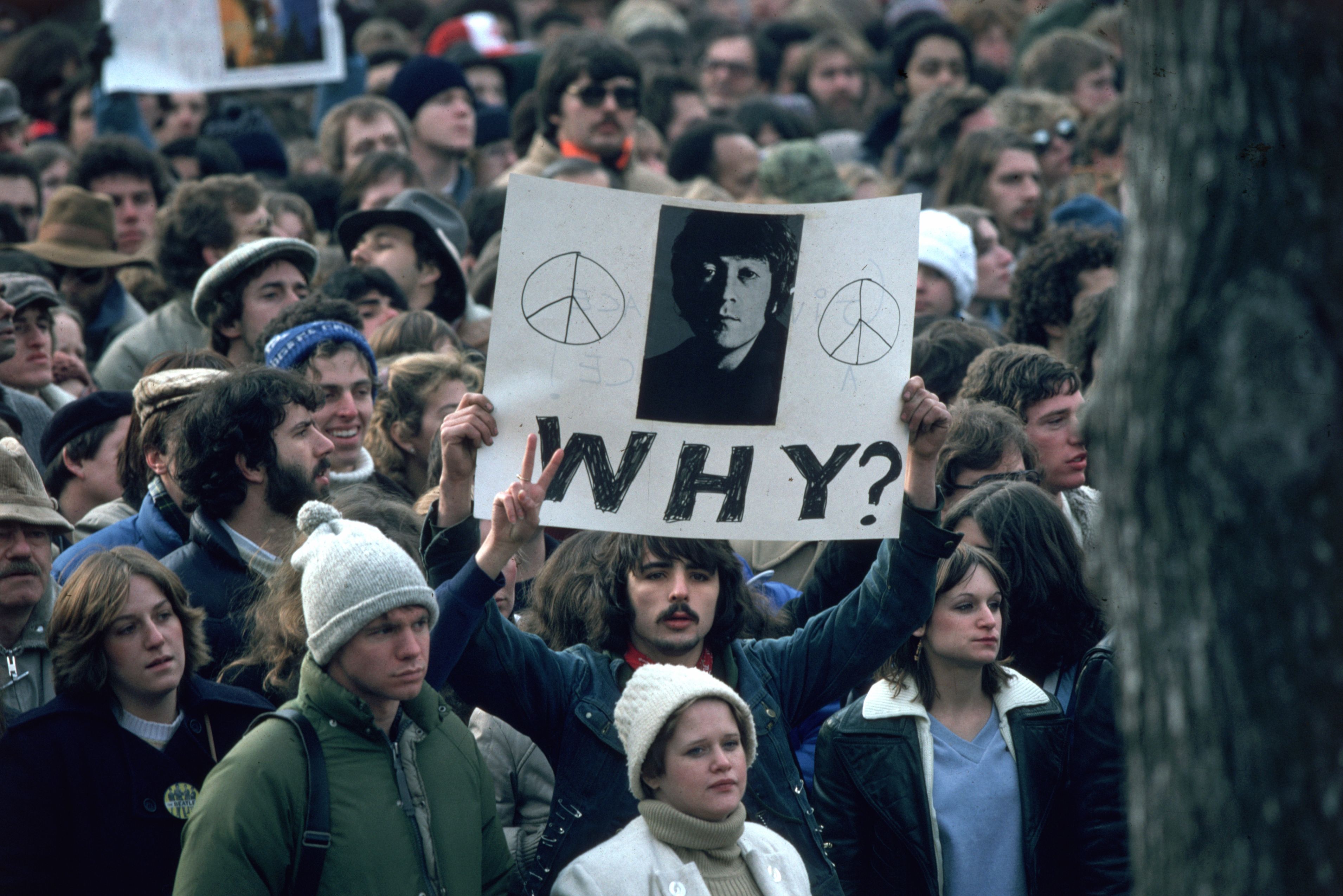 John Lennon Fans halten Nachtwache vor seinem Haus in New York, nach dem er am 08. Dezemebr 1980 von einem Fan erschossen wurde. (Photo by Hulton Archive/Getty Images)