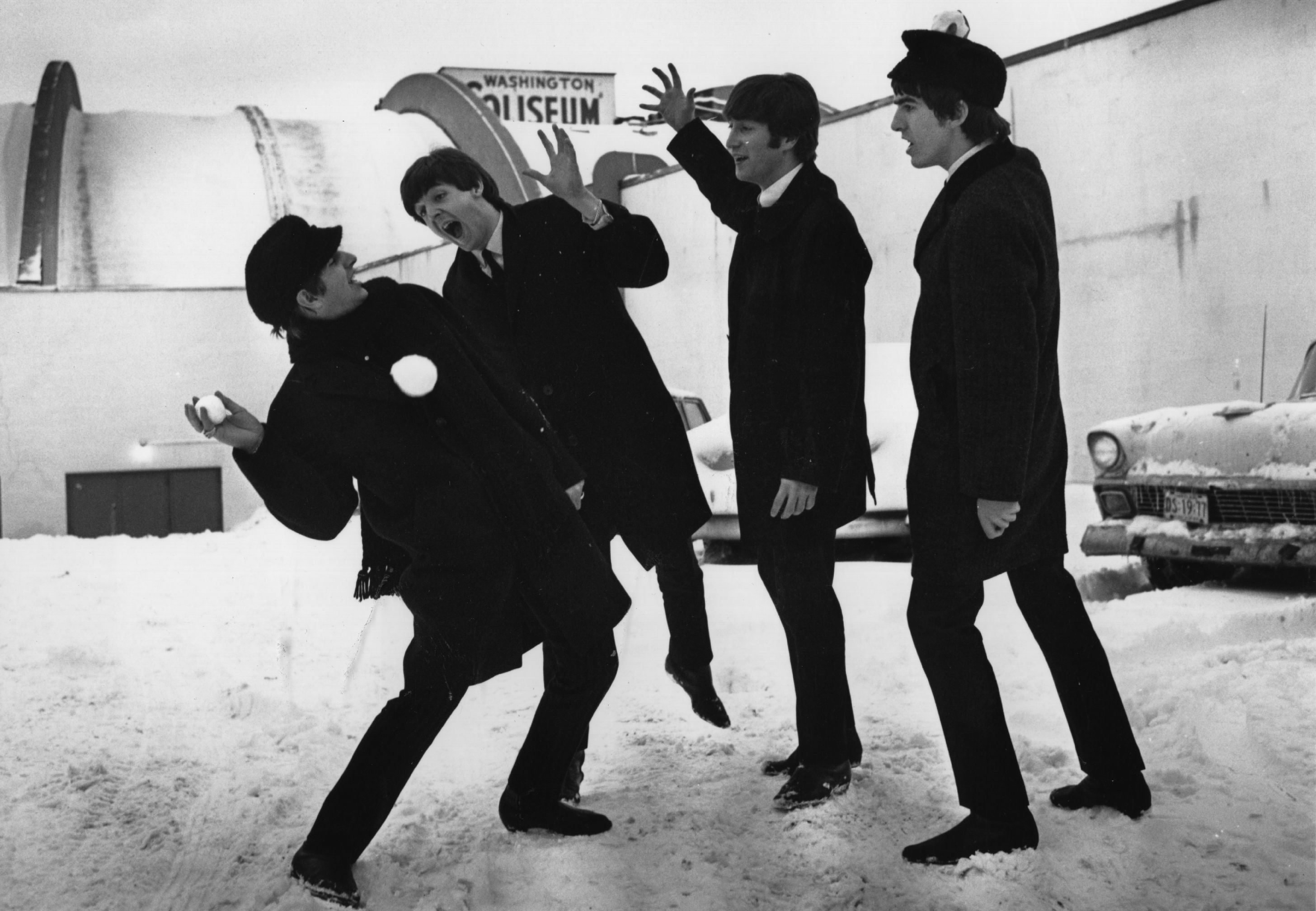 Die Beatles sind im Februar 1964 gerade in Washington angekommen und vertreiben sich die zeit bis zu ihrem Konzert vor ausverkauftem Haus mit einer Schneeballschlacht. (Photo by Central Press/Getty Images)