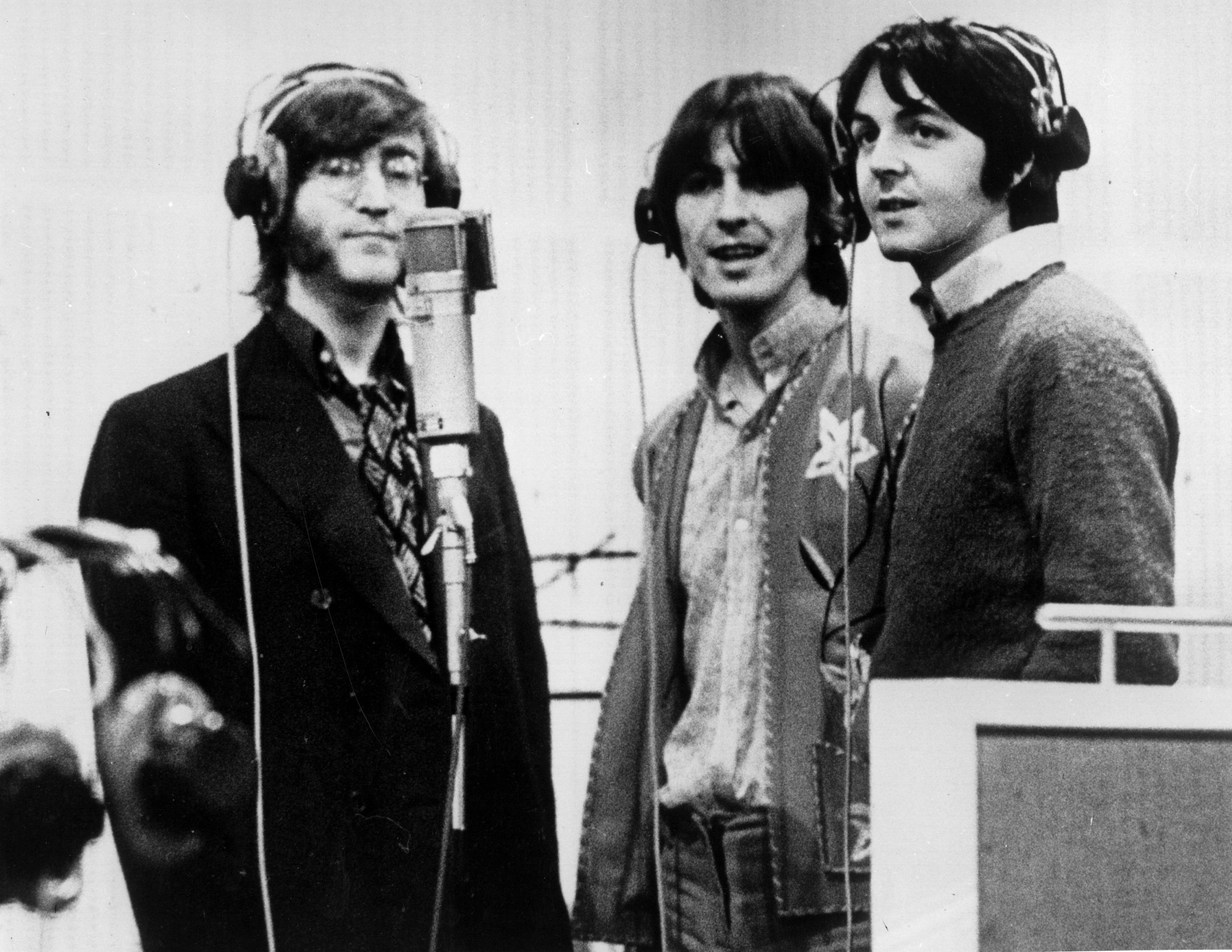 Die drei Beatles John, George & Paul nehmen im Jahr 1968 Gesangsspuren für ihren Cartoon Film 'Yellow Submarine' auf.