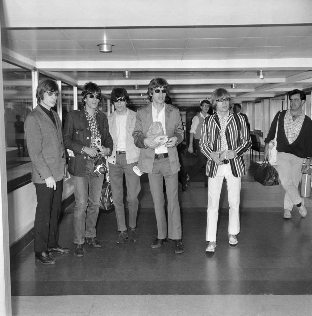 Die Rolling Stones am 24. Juli 1966 am Londoner Flughafen, auf dem Weg nach New York um ihre US-Tour zu starten. VLnR: Charlie Watts, Keith Richards, Bill Wyman, Mick Jagger, Brian Jones und Ian Stewart. (Photo by George Stroud/Daily Express/Getty Images)