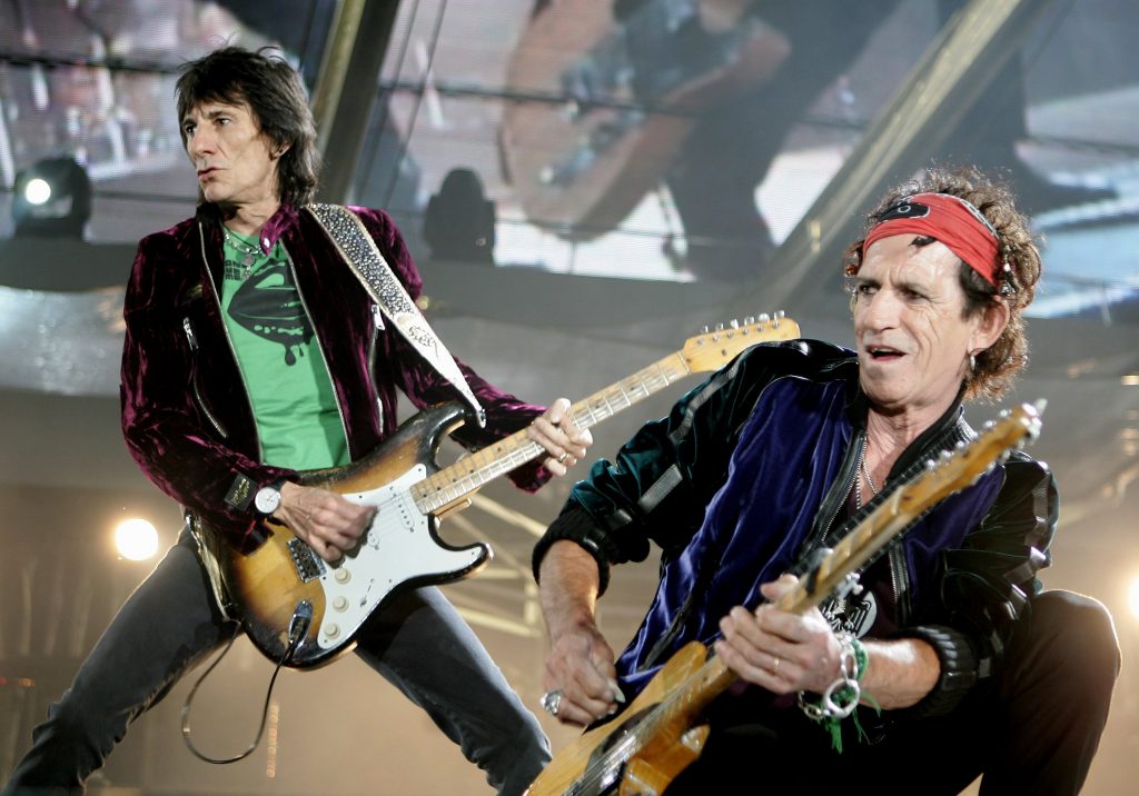 LONDON - AUGUST 20: The Rolling Stones members Keith Richards and Ron Wood (L) perform on stage at Twickenham Stadium August 20, 2006 in London, England. (Photo by MJ Kim/Getty Images)