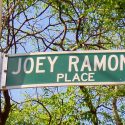 Zeitsprung: Am 30.11.2003 bekommt Joey Ramone seine eigene Straßenecke in New York.