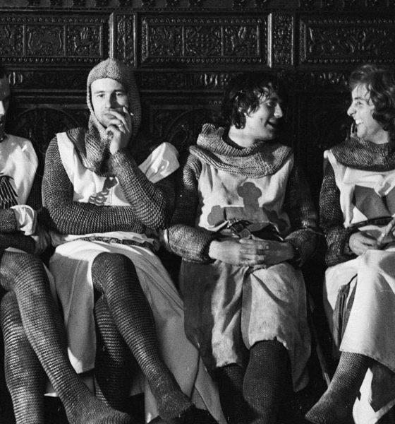 Monty Python am Set von "Die Ritter der Kokosnuss"
