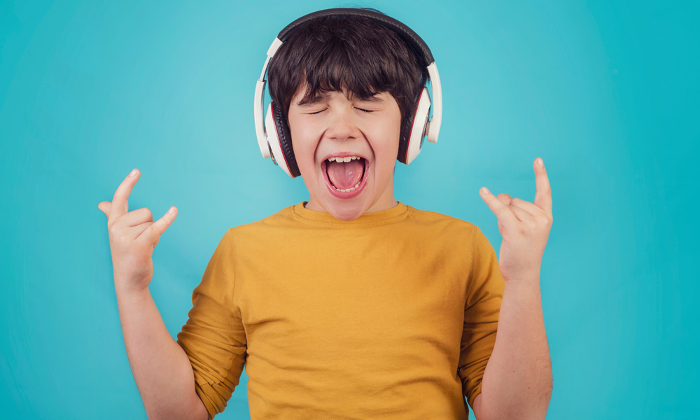 Kind hört Rockmusik