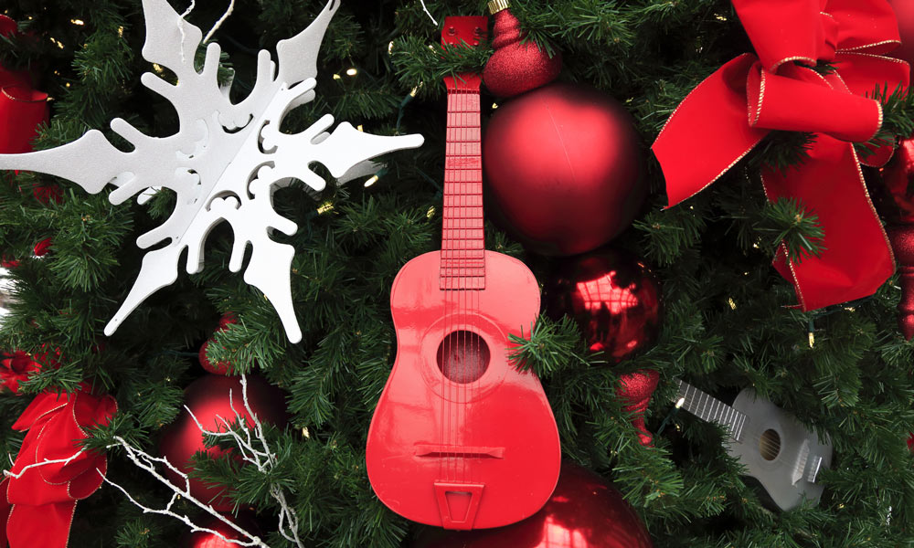 Weihnachtsbaum mit Gitarren-Deko